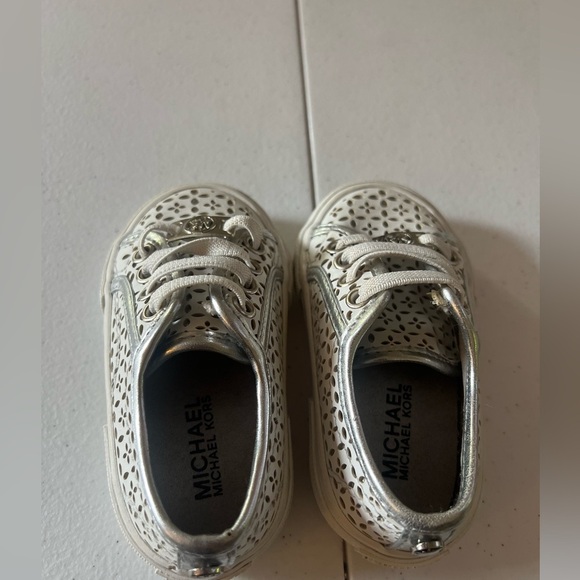 MICHAEL KORS Ima Boerum SNEAKERS Infant Toddler 5 FLORAL PERFORATED White - Picture 8 of 8